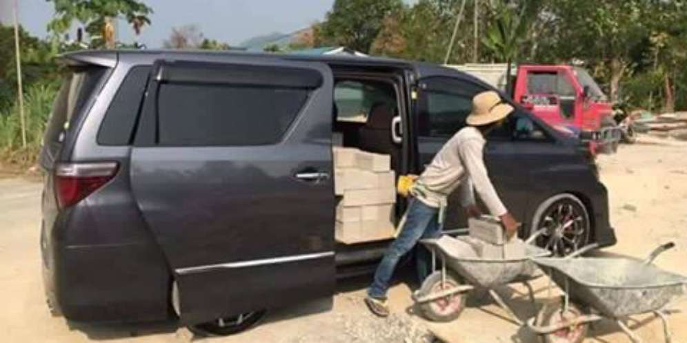Geger! Toyota Alphard Buat Angkut Batako
