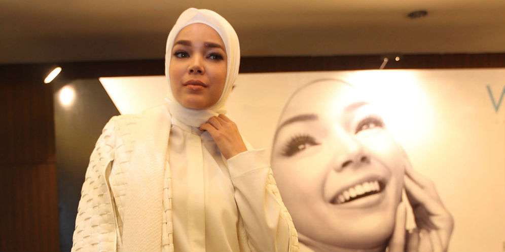 `Menantang` Allah, Dewi Sandra Temukan Hidayah