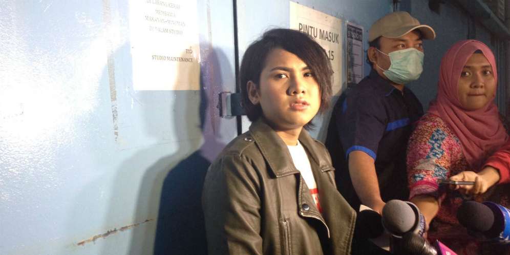 Evelyn Berubah, Demi Aming