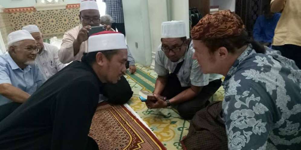 Mampir Masjid dan Ucapkan Syahadat