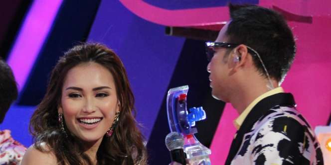 Jempol @raffinagita1717 di Foto Ayu Ting Ting Bikin Heboh