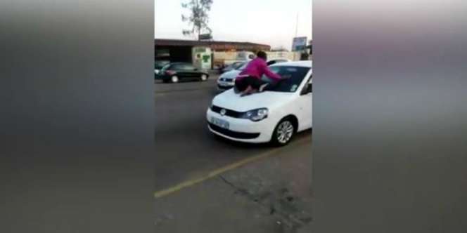 Pergoki Suami Selingkuh, Istri Bergelantungan di Kap Mobil