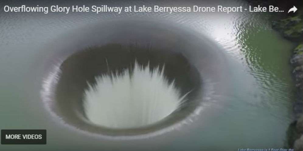 Lubang Misterius di Tengah Danau, Astaga Saat Didekati...