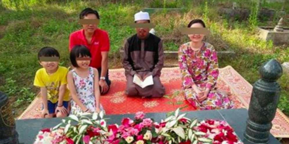 Alasan Menyentuh Sang Ayah Dimakamkan Secara Islam