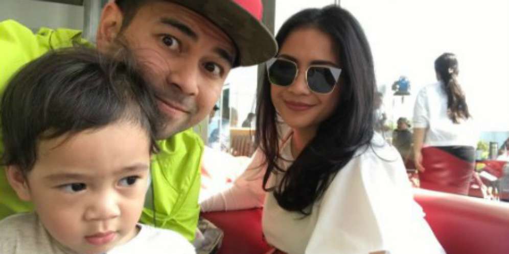 Raffi Ahmad Ajak Perempuan Lain Naik Supercar, Siapa?