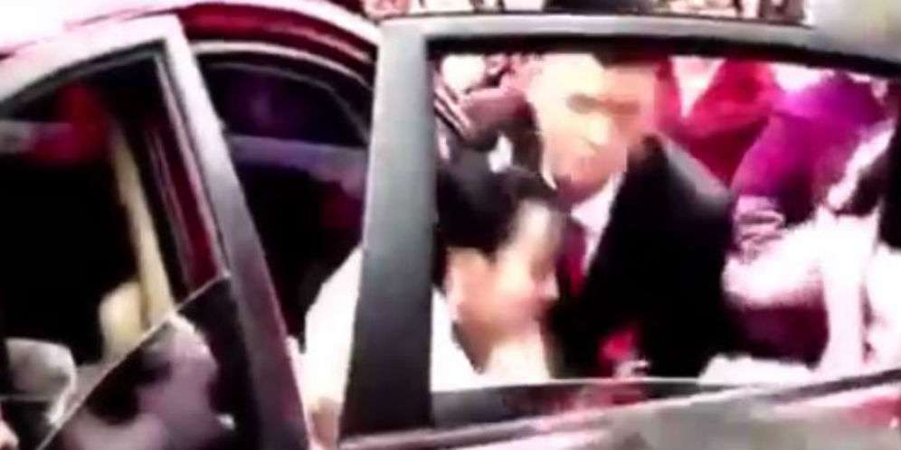 Pengantin Pria Menyeret Mempelai Perempuan