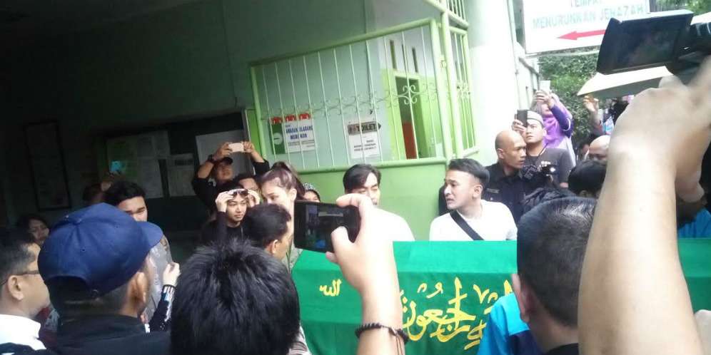 Keluar dari RSCM Jenazah Julia Perez Dikerubuti Warga