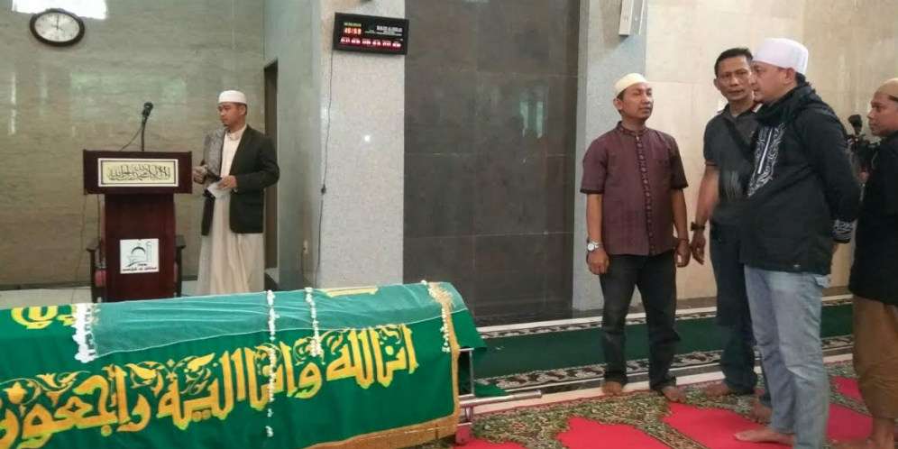 Ustaz Zacky Mirza Imami Salat Jenazah Jupe