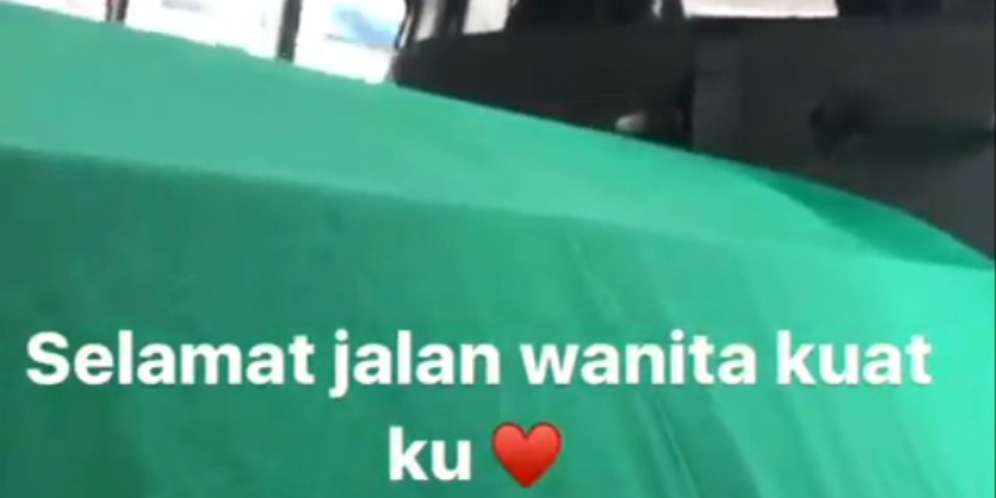 Para Artis Ikut di Mobil Jenazah