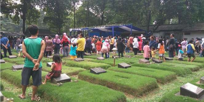 Ratusan Warga Memadati Area Pemakaman Julia Perez