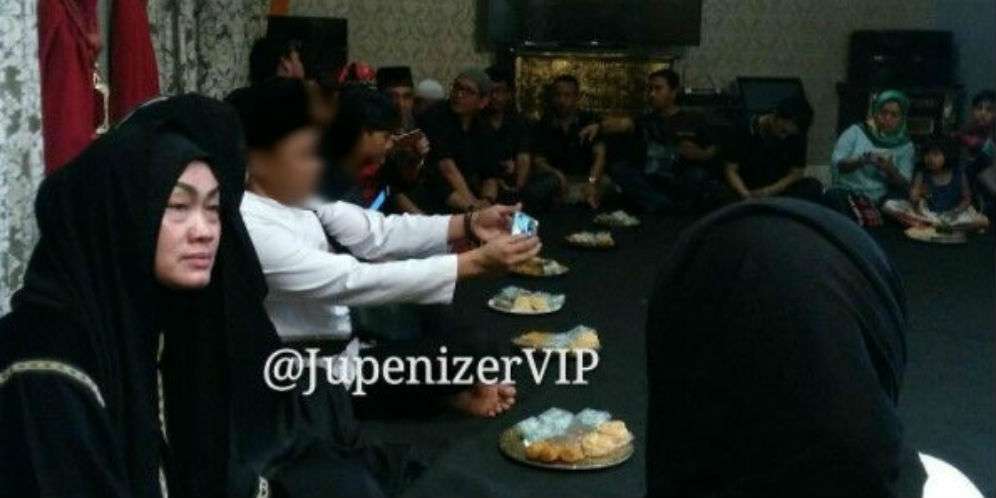Kelakuan Pria Berbaju Putih di Tahlilan Jupe Bikin Geram