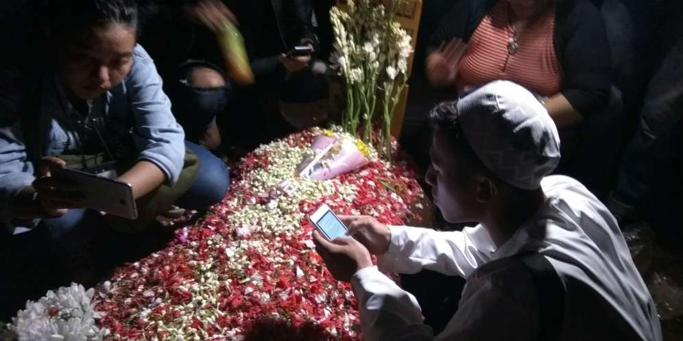 Heboh Gerakan Bunga di Atas Makam Jupe