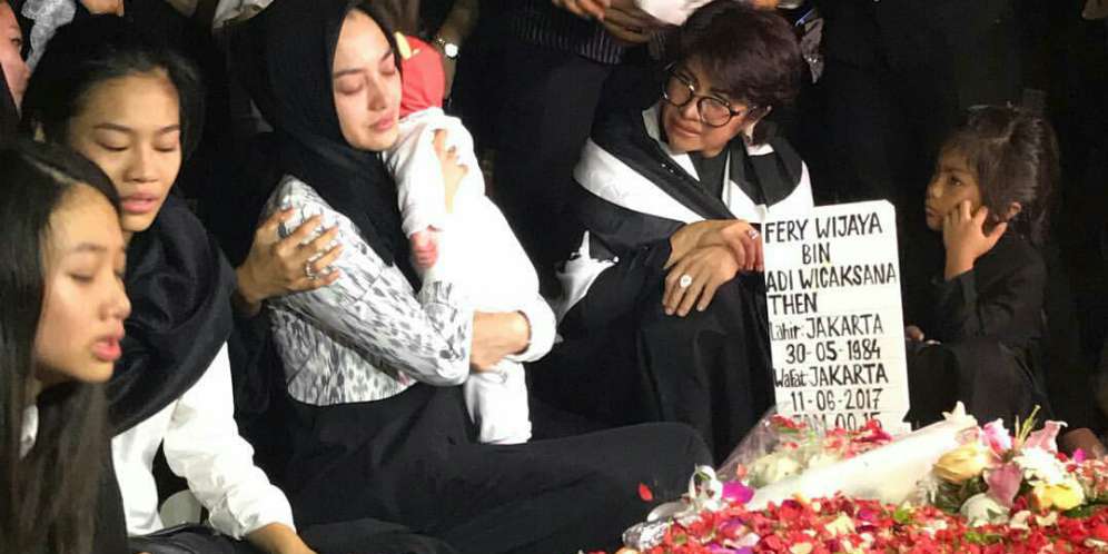 Doa Haru Putri Ririn Ekawati untuk Ayah Fery WijayaDoa Haru Putri Ririn Ekawati untuk Ayah Fery Wijaya