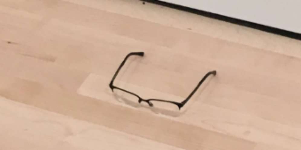 Dikira Seni, Kacamata di Lantai Ini Jadi Pusat Perhatian