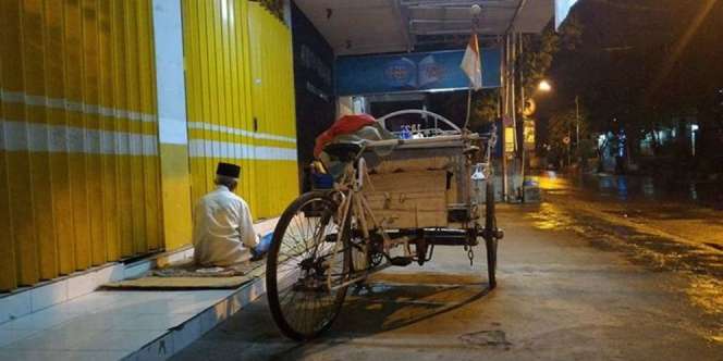 Kakek Pengayuh Becak Sholat di Emper Toko Bikin Haru