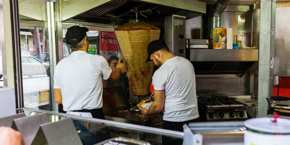 Pedagang Kebab itu Mengolok-oloknya...