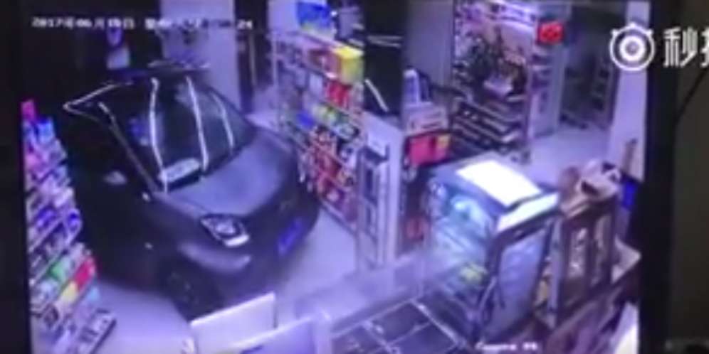 Sopir Malas, Bawa Mobil Masuk Toko Beli Makanan Ringan