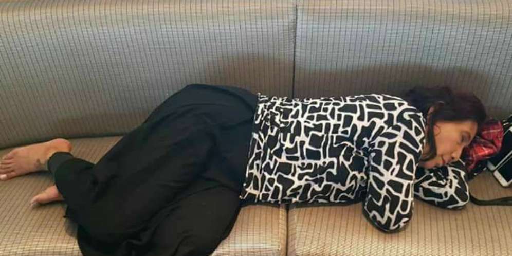 Viral, Foto Menteri Susi Ketiduran di Sofa Bandara New York