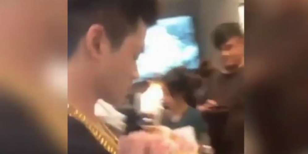 Si Cowok Tajir Bawa Uang Segepok ke Mal, Antre Diskon Lebaran