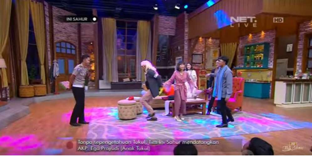 Di Belakangnya Ternyata...