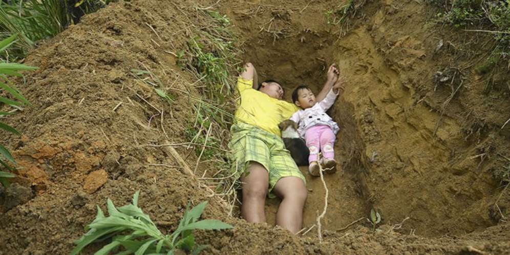 Alasan Sengaja Tidur di Liang Lahat....