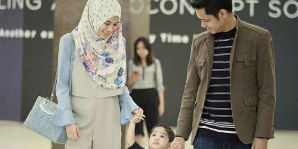 Terlihat Simple, Astaga Harga Tas & Sepatu Alyssa Soebandono...