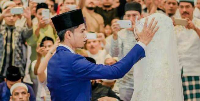 Sempat Kikuk Saat Ingin Memeluk...