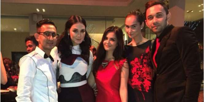 Keakraban Luna Maya dan Cut Tari dalam Foto