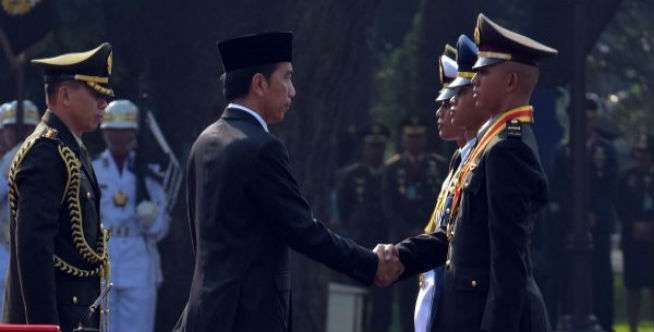 Satu dari 4 Lulusan Terbaik