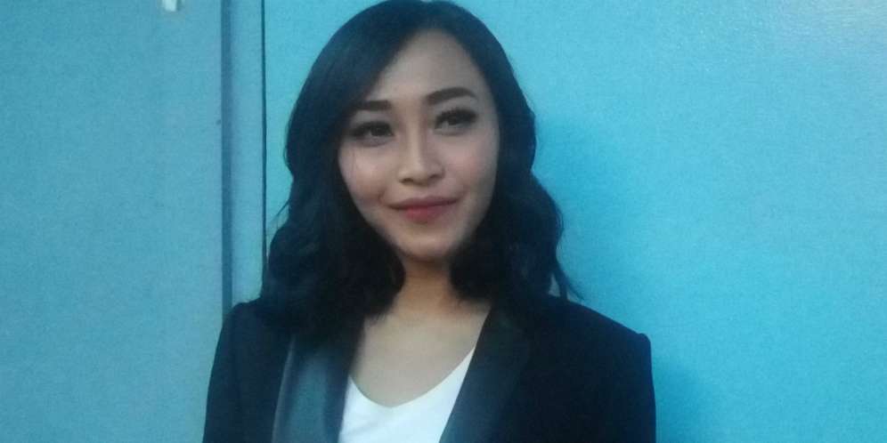 Rini Idol Menikah di Bawah Naungan Payung Biru