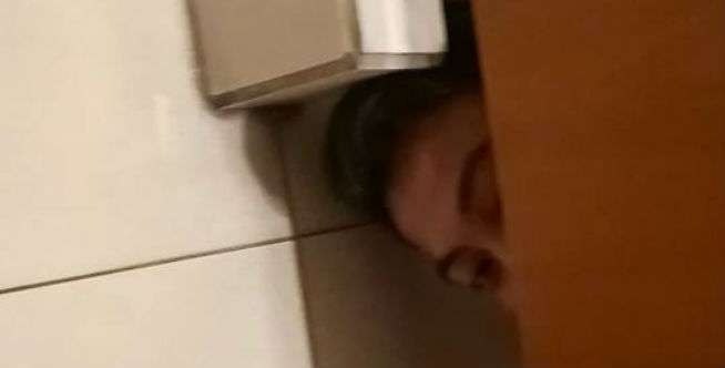 Mengintip dari Bawah Toilet