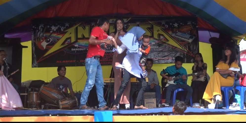 Tiba-tiba Istri Naik Panggung