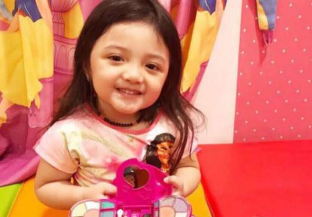 Bikin Gemas! Lihat Arsy Nyanyi 'Eta Terangkanlah'