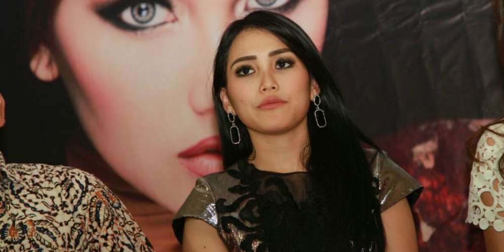 Asyik Siaran Langsung, Baju Ayu Ting Ting Tiba-tiba...