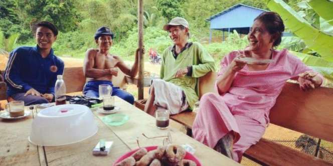 Video Aksi Nyentrik Menteri Susi Seruput Kopi & Ngojek