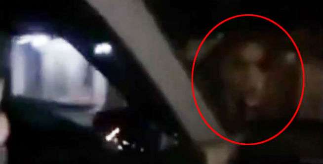 Wajahnya Muncul Tepat di...