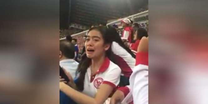 Ini Sosok Gadis Cantik yang Tangisi Kekalahan Timnas Indonesia