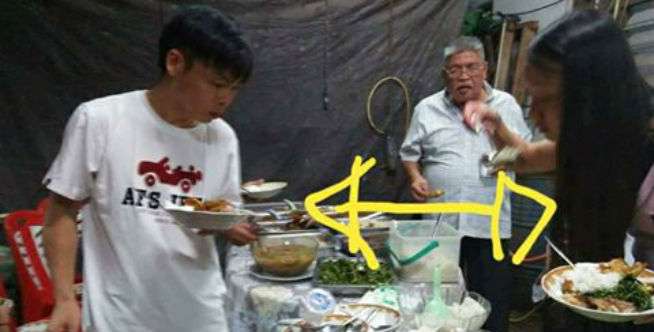 Asyik Nikmati Santapan