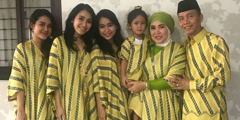 Foto dengan Keluarga, Kaki Ayu Ting Ting Jadi Sorotan