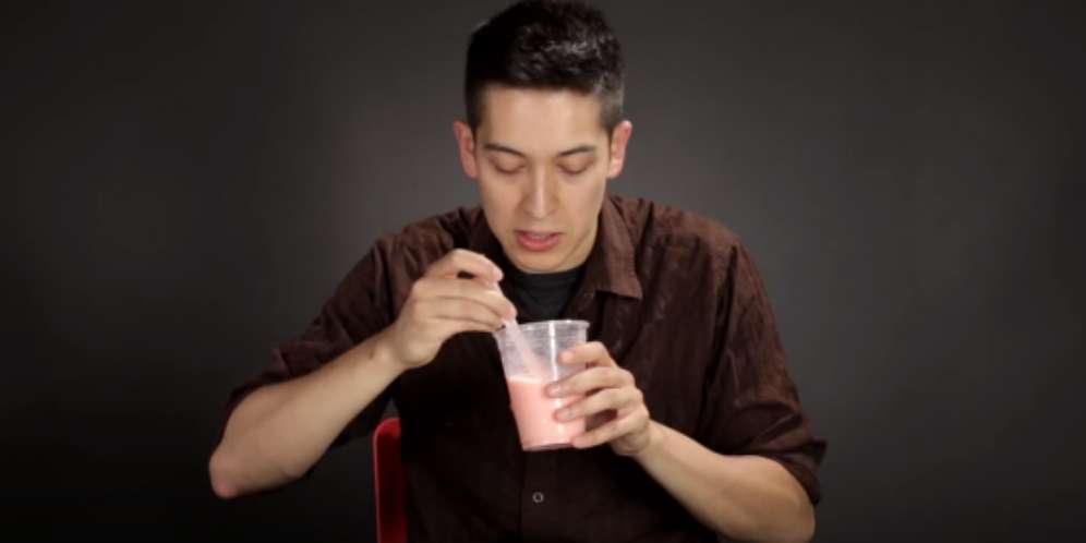 Reaksi Kocak Bule Saat Pertama Kali Cicip Makanan Indonesia