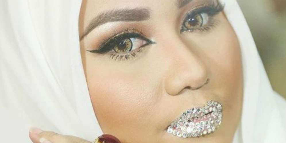 Kocak, Foto Tiruan Bibir Swarovski Aniessa Hasibuan