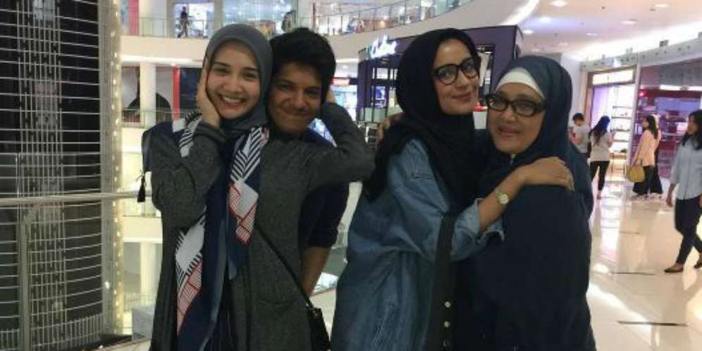 Ibunda Shireen dan Zaskia Sungkar Curhat di Medsos, Ada Apa?