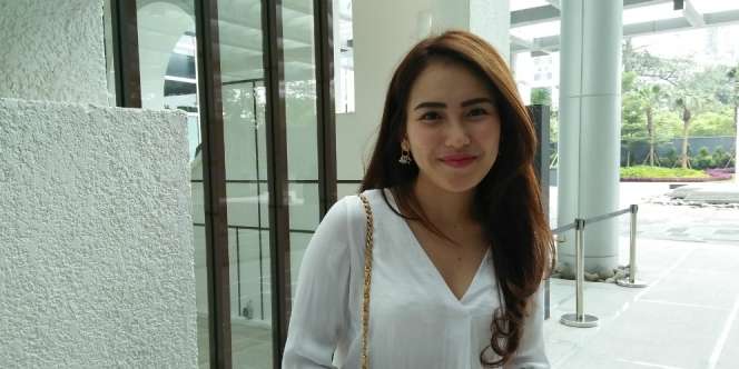 Lihat Sandal Jepit Ayu Ting Ting Ini, Harganya Bikin Jantungan