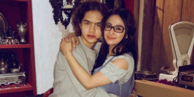 Foto Dewi Perssik dan Dul Jadi Sorotan