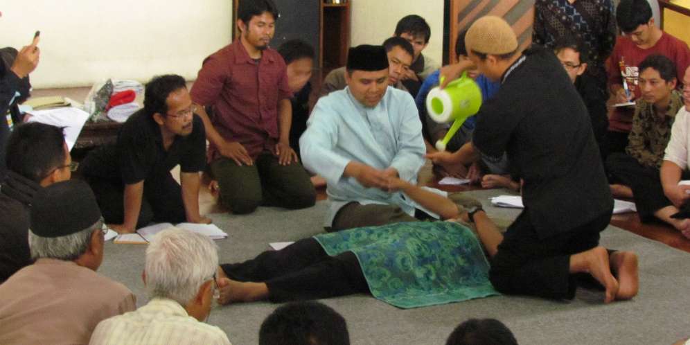 Mandikan Jenazah Bukan Muhrim