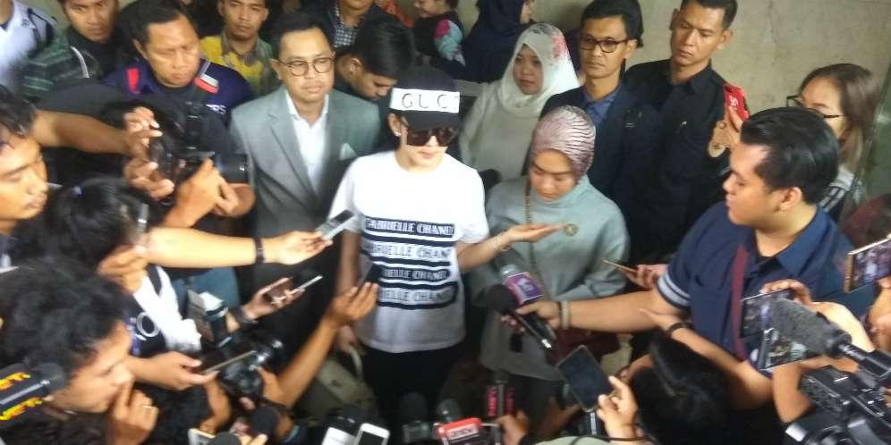 Dipanggil Lagi Soal First Travel, Syahrini Minta Ditunda