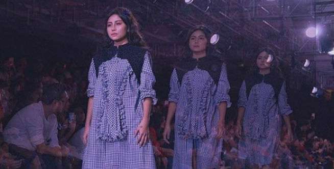 Jadi Model, Awkarin Ditinggal dan Dicueki Sang Desainer?