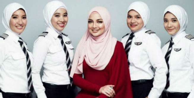 AirAsia Siapkan Seragam Berhijab untuk Pilot-pilot Wanitanya