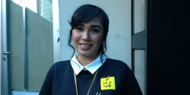 Penampilan Ussy Sulistiawaty Bikin Geger