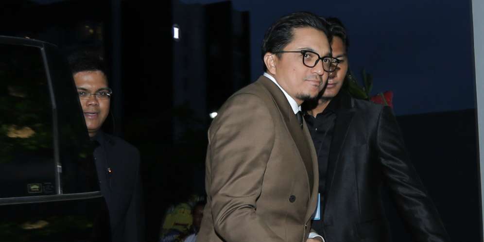 Pose 'Tak Biasa' Suami Bella